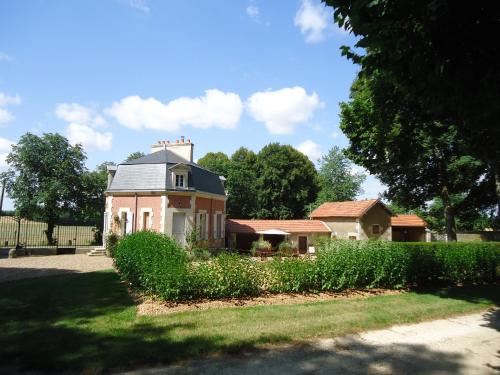 La Maison des tilleuls : Maisons de vacances proche de Châteauneuf-Val-de-Bargis