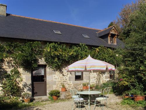 Cosy holiday home with terrace and garden near Quimperl : Maisons de vacances proche de Le Trévoux