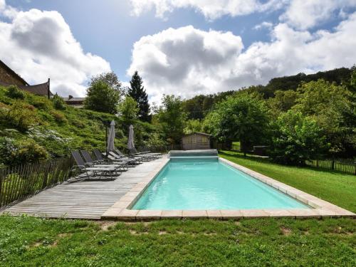 Lovely Farmhouse with Private Swimming Pool in Terrou : Maisons de vacances proche de Le Bouyssou