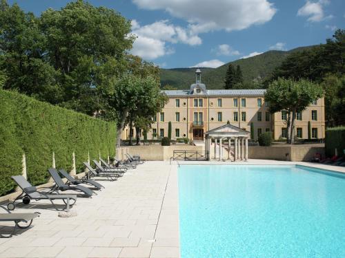 Historical castle in Montbrun les Bains with pool : Maisons de vacances proche de Ballons
