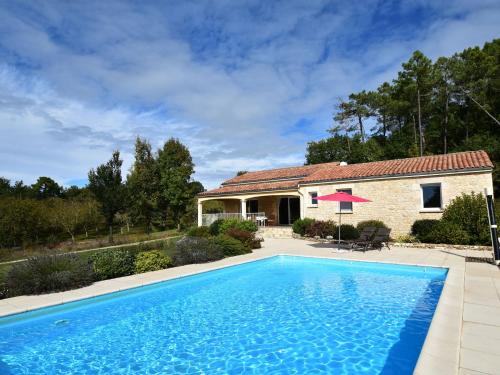 Holiday home in Montcl ra with sunny garden playground equipment and private pool : Maisons de vacances proche de Pomarède
