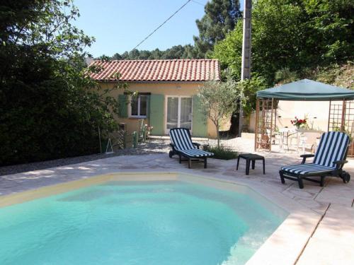Holiday home with private swimming pool : Maisons de vacances proche de Laval-Pradel