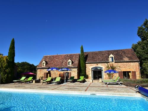 Beautiful Holiday Home in Marminiac with Heated Pool : Maisons de vacances proche de Mazeyrolles