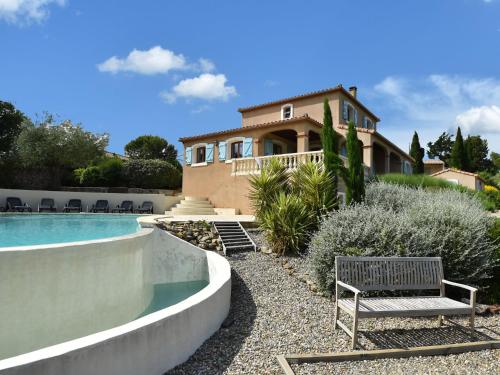 Villa with heated pool jacuzzi sports field and stunning views : Villas proche de Blomac