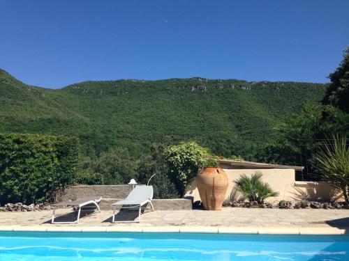 Maison d'une chambre avec piscine partagee et jardin clos a Saint Julien de la Nef : Maisons de vacances proche de Brissac
