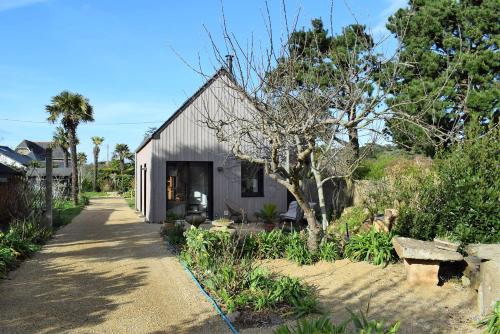 Maison NEUVE avec jardin clos à 150m de la plage de Tourony 31 : Maisons de vacances proche de Trégastel