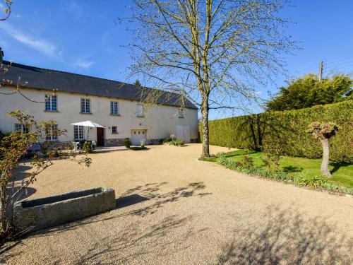 Holiday home with pretty terrace and garden, near the Paimpont forest : Maisons de vacances proche de Boisgervilly