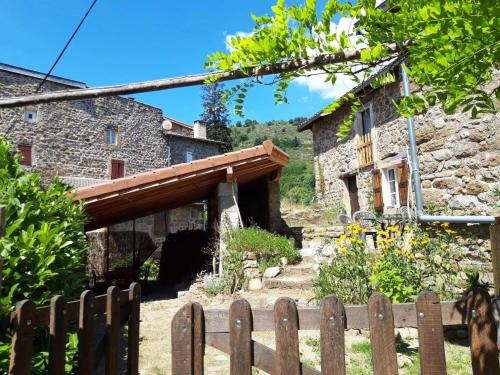 Les pentes du chateau de Retourtour : Maisons de vacances proche de Colombier-le-Jeune