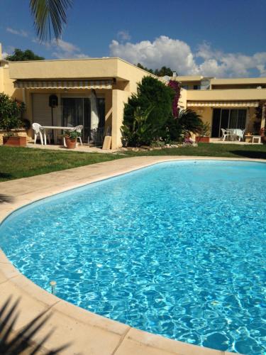 Villa C3 Arthur Rimbaub chambre d’hôte piscine proche mer plage 600m : B&B / Chambres d'hotes proche de Cagnes-sur-Mer