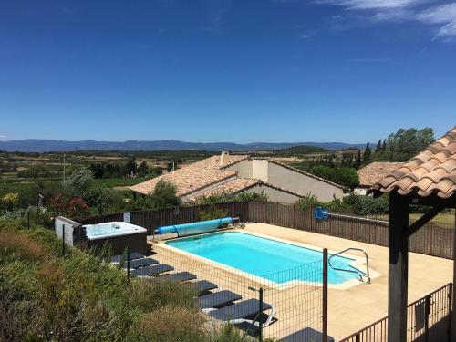 Villa with air con heated pool jacuzzi fenced garden and kids play equipment : Villas proche de Blomac