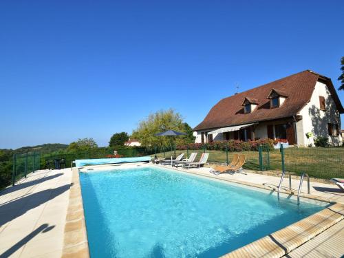 Comfortable villa near Alvignac with private swimming pool and stunning view : Villas proche de Rignac