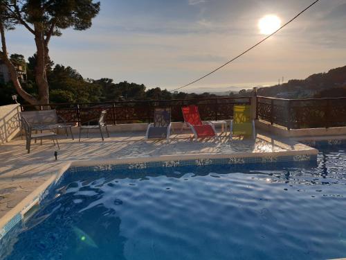 Studio d'environ 20m2, piscine, vue mer, pour 2 personnes : Appartements proche du 11e Arrondissement de Marseille
