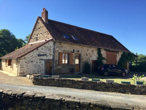 Charmante maison en pierre au coeur du Berry : Maisons de vacances proche de Parnac