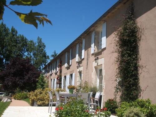 Chambres d'hôtes La Charrière : B&B / Chambres d'hotes proche de Montournais