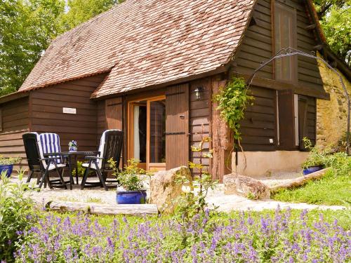 Pleasant cottage with pool large garden and beautiful view : Maisons de vacances proche de Montagnac-d'Auberoche