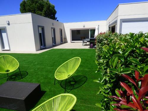 Villa de standing climatisée de 210m2 avec piscine, espace loisirs, salle de jeux : Villas proche d'Alignan-du-Vent