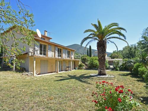 Child dog friendly villa with private swimming pool and fenced garden on the river : Villas proche de Roquebrun