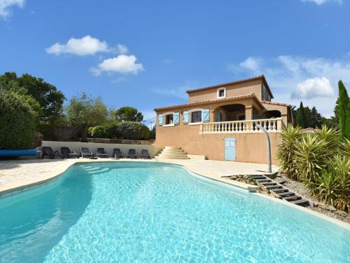 Stunning Villa in Montbrun des Corbi res with Private Pool : Villas proche de Blomac