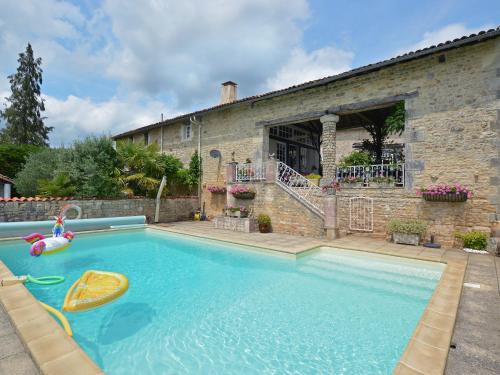 Cozy Holiday Home in La Foret de Tess with Private Pool : Maisons de vacances proche de Loubillé