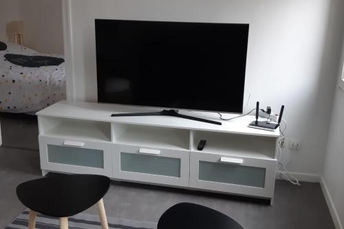 Elbeuf Etage 1 sweet home Netflix wifi : Appartements proche de La Haye-du-Theil