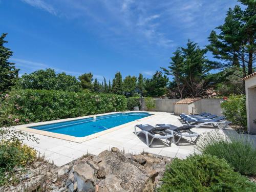 Comfy Villa in Pouzols Minervois with Private Pool : Villas proche de Ménil-Gondouin
