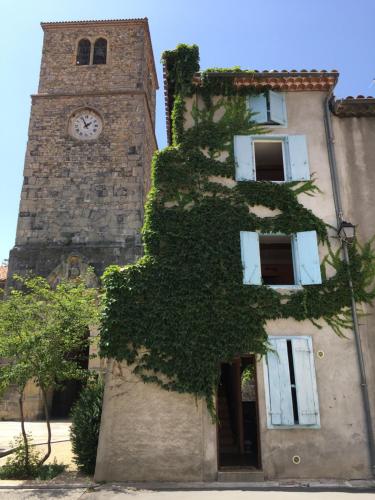 Entre l'église et la place : Maisons de vacances proche de Saint-Ferriol