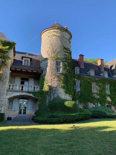 Château du Raysse : Maisons de vacances proche de Cazoulès