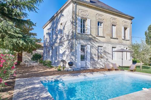 New: Luxurious Wine Estate Saint-Emilion Grand Cru with private swimming pool : Maisons de vacances proche de Jugazan