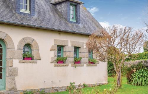 Awesome home in Penvnan with 1 Bedrooms and WiFi : Maisons de vacances proche de Plougrescant