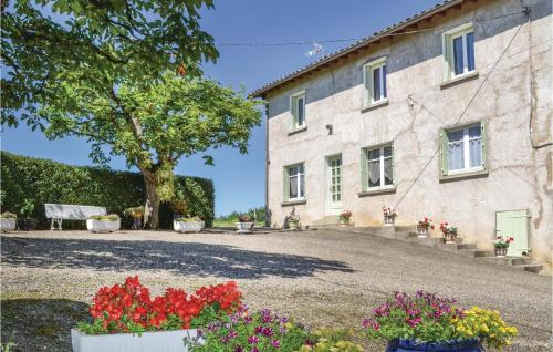 Amazing home in Durfort Capelette with 2 Bedrooms and WiFi : Maisons de vacances proche de Miramont-de-Quercy