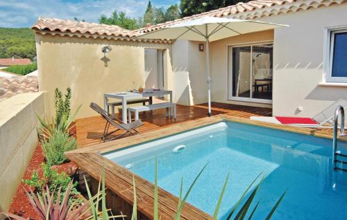 Amazing Home In Laudun-lardoise With 2 Bedrooms, Wifi And Outdoor Swimming Pool : Maisons de vacances proche de Tresques