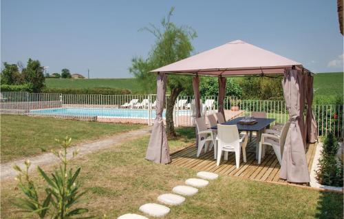 Beautiful home in Beauville with 5 Bedrooms, WiFi and Outdoor swimming pool : Maisons de vacances proche de Saint-Nazaire-de-Valentane