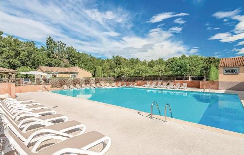 Stunning home in Gaujac with 2 Bedrooms and Outdoor swimming pool : Maisons de vacances proche de Cavillargues
