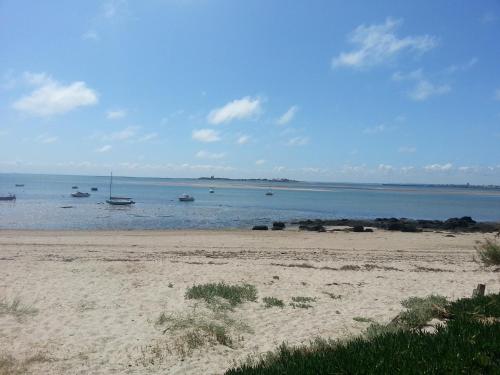 Gîte à 50m de la mer par chemin piétonnier ! : Maisons de vacances proche de Gouberville