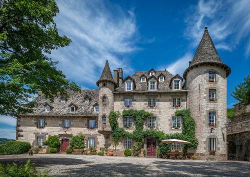 Chateau De Courbelimagne, Raulhac : B&B / Chambres d'hotes proche de Vitrac-en-Viadène