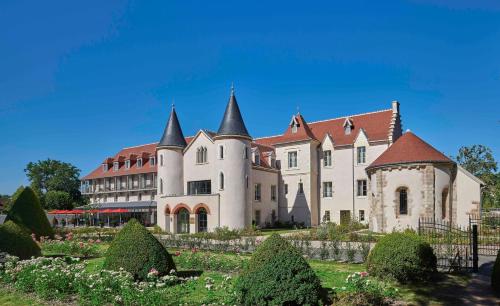 Château Saint-Jean, Relais & Châteaux : Hotels proche de Lavault-Sainte-Anne