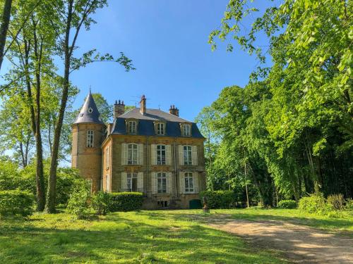Private Castle with Park : Maisons de vacances proche de Charleville-Mézières