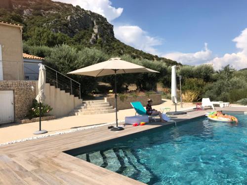 Luxury air-con Villa, heated pool, stunning views, nearby a lively village : Villas proche de La Brillanne