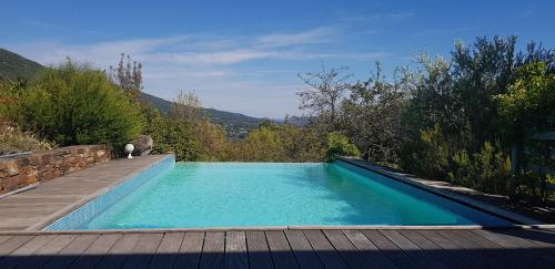 Maison du Caroux, with a pool with an amazing view : Maisons de vacances proche de Roquebrun