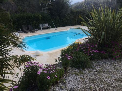 Haut de villa avec piscine et jardin privatif : Appartements proche de Cantaron