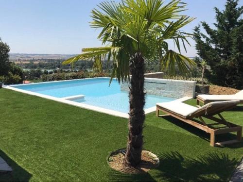 maison moderne avec piscine : Maisons de vacances proche de Garganvillar
