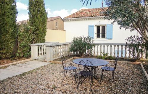 Nice home in Magalas with 4 Bedrooms, Internet and Outdoor swimming pool : Maisons de vacances proche de Bassan