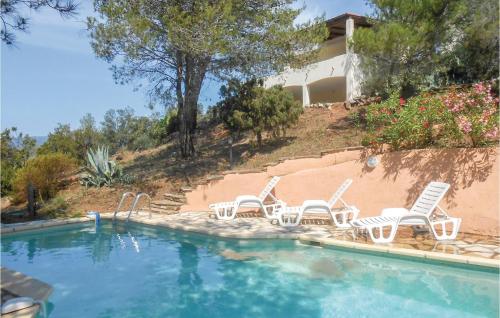 Amazing home in Pierrerue with 3 Bedrooms, WiFi and Outdoor swimming pool : Maisons de vacances proche de Saint-Chinian