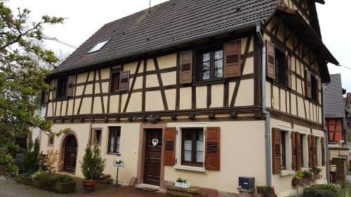 GITE AU PETIT RUISSEAU-Etage et combles-maison alsacienne 4 personnes 3 nuitées minimum : Maisons de vacances proche de Niederbronn-les-Bains