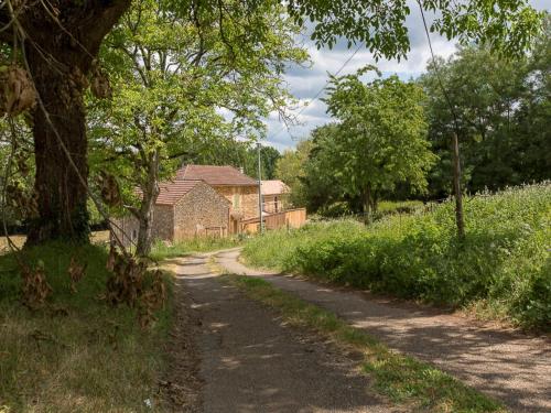 Rustic Holiday Home in Loubejac with Jacuzzi : Maisons de vacances proche de Frayssinet-le-Gélat