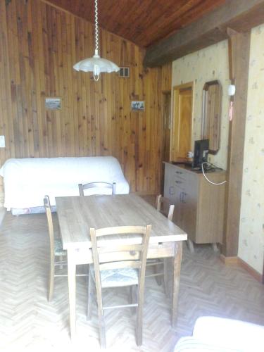 Appartement de 2 chambres avec terrasse et wifi a Belcaire a 6 km des pistes : Appartements proche de Comus