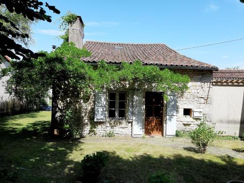 Wisteria Cottage : Maisons de vacances proche de Champagné-le-Sec