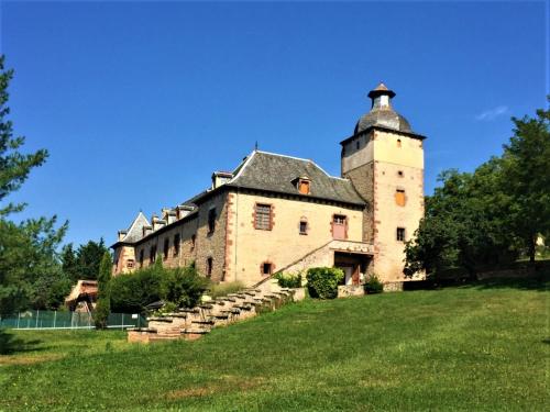 Château de La Roquette : Maisons de vacances proche de La Loubière