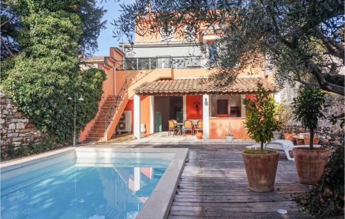 Amazing Home In Saint Chinian With 5 Bedrooms, Wifi And Private Swimming Pool : Maisons de vacances proche de Villespassans