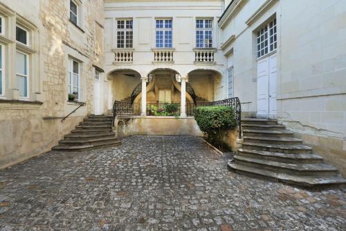 Exceptional Place The Hotel of Governors : Appartements proche de Cravant-les-Côteaux